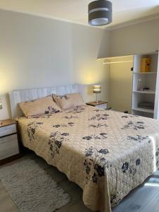 1 dormitorio con 1 cama con manta azul y blanca en Apartamento Central Quillota con estacionamiento, en Quillota