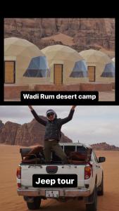 Eine Person, die auf einem Truck in der Wüste sitzt. in der Unterkunft WADl RUM DESERT CAMP in Wadi Rum