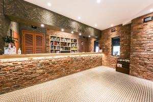 een kamer met een bakstenen muur en een bar bij 호텔 소설스미스( Hotel Soseol Smith) in Cheonan