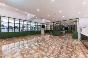 una grande camera con pareti verdi e pavimento in marmo di 호텔 소설스미스( Hotel Soseol Smith) a Cheonan
