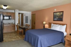 a hotel room with a bed and a kitchen at Grand Smokies Resort Lodge Pigeon Forge in Pigeon Forge