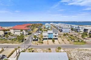 - une vue aérienne sur une ville avec des maisons et l'océan dans l'établissement Island Cottage townhouse, à Navarre