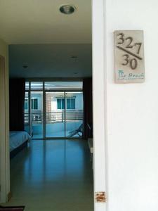 uma vista para uma sala de estar com um sinal na porta em The Beach Bangsaen Condo 327/30 em Ban Bang Saen (1)