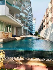 uma piscina em frente a um edifício em The Beach Bangsaen Condo 327/30 em Ban Bang Saen (1)