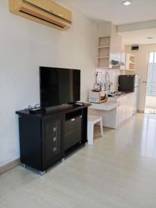 Η κουζίνα ή μικρή κουζίνα στο The Beach Bangsaen Condo 327/30 +5 φωτογραφίες