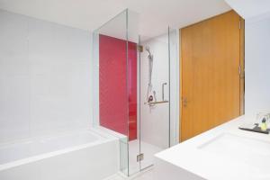 Un baño de Four Points by Sheraton Surabaya, Tunjungan Plaza