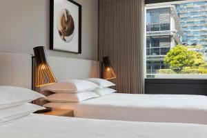 Postel nebo postele na pokoji v ubytování Four Points by Sheraton Sydney, Central Park