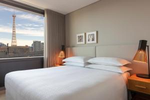 Postel nebo postele na pokoji v ubytování Four Points by Sheraton Sydney, Central Park