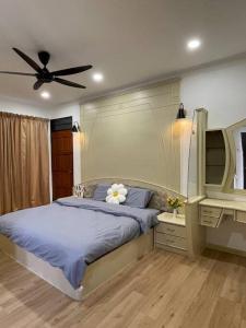 um quarto com uma cama e uma ventoinha de tecto em Cozy 2StoreyHome 5Room11Pax@ChaiLengPark em Perai