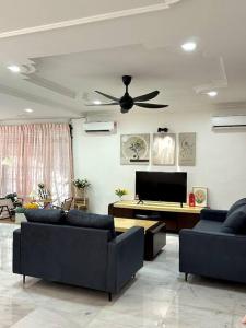 uma sala de estar com dois sofás e um piano em Cozy 2StoreyHome 5Room11Pax@ChaiLengPark em Perai