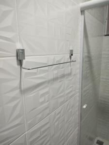 een witte douchecabine met een glazen deur bij Solares le Bien apartamento proxímo a praia in Búzios