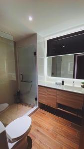 a bathroom with a shower and a toilet and a sink at Apartamento Deluxe Near Aeropuerto zona 13 in Guatemala