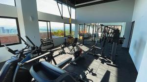 um ginásio com passadeiras e equipamento cardiovascular num edifício em Apartamento Deluxe Near Aeropuerto zona 13 em Guatemala