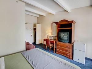 TV a/nebo společenská místnost v ubytování Scottish Inn Whippany