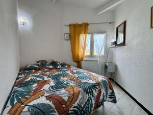 En eller flere senger på et rom på Appartement Saint-Pierre-d'Oléron, 2 pièces, 4 personnes - FR-1-246A-294