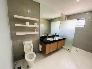 łazienka z toaletą i umywalką w obiekcie The Stunning Views here are beyond description ! w mieście Candulawan