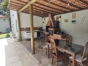 a kitchen with a table and chairs and a stove at Casa da montanha, sítio em Secretário (Petrópolis) in Petrópolis