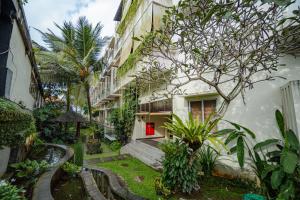 an apartment building with a courtyard with a garden at The Evitel Resort Ubud in Ubud