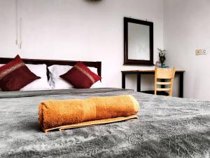 ein Bett mit einer orangefarbenen Decke darüber in der Unterkunft Bed & Bedzzz in Siem Reap