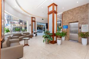 um lobby com uma área de espera com plantas em Diamond Sea Hotel em Vung Tau