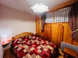 ein Schlafzimmer mit einem Bett mit einer Decke darauf in der Unterkunft Appartement Les Saisies, 2 pièces, 6 personnes - FR-1-293-399 in Hauteluce