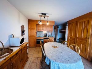 eine Küche mit einem Tisch und einem blauen Tischtuch darauf in der Unterkunft Appartement Les Saisies, 2 pièces, 6 personnes - FR-1-293-399 in Hauteluce