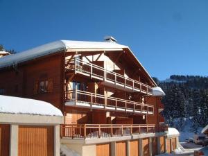 ein großes Holzgebäude mit Schnee darauf in der Unterkunft Appartement Les Saisies, 2 pièces, 6 personnes - FR-1-293-399 in Hauteluce