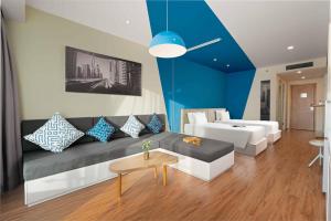 En eller flere senge i et værelse på Nha Trang Luxury City View Studio - Free Breakfast & Pool