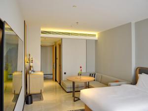 Habitación de hotel con cama y mesa en CitiGo HOTEL - 越南平阳新渊欢阁酒店 
