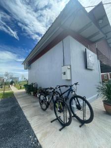 zwei Fahrräder, die vor einem Gebäude geparkt sind in der Unterkunft Country Road Homestay in Simpang Empat
