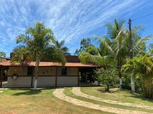 een huis met twee palmbomen ervoor bij Chácara Flor do Campo in Leopoldina