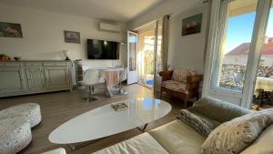ein Wohnzimmer mit einem Sofa und einem Tisch in der Unterkunft 3 Pieces Agreable, Confortable in Cannes