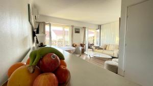 eine Schale Obst auf einer Theke im Wohnzimmer in der Unterkunft 3 Pieces Agreable, Confortable in Cannes