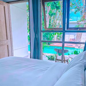 Postel nebo postele na pokoji v ubytování Manuver Surf And Stay Uluwatu Bali + 19 fotografií