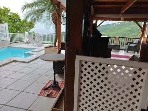 Bazén v ubytování Villa avec vue sur mer à Vieux Habitants, piscine nebo v jeho okolí