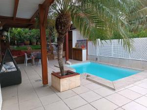 Bazén v ubytování Villa avec vue sur mer à Vieux Habitants, piscine nebo v jeho okolí
