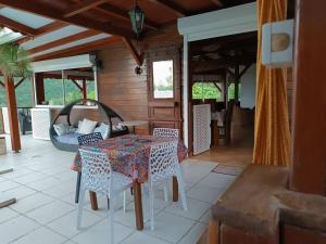 Posezení v ubytování Villa avec vue sur mer à Vieux Habitants, piscine