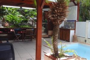 Bazén v ubytování Villa avec vue sur mer à Vieux Habitants, piscine nebo v jeho okolí