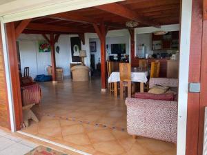 Posezení v ubytování Villa avec vue sur mer à Vieux Habitants, piscine