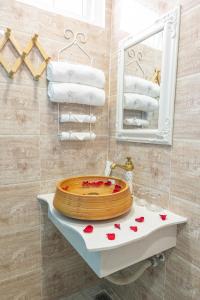 uma casa de banho com lavatório, espelho e toalhas em Happy Star Hotel Nha Trang em Nha Trang