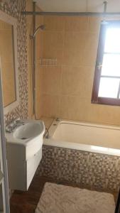 a bathroom with a sink and a bath tub at comodidad y tranquilidad in Jesús María