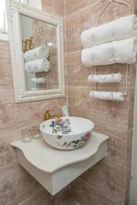 uma casa de banho com lavatório, espelho e toalhas em Happy Star Hotel Nha Trang em Nha Trang