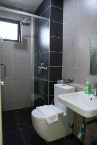 Koupelna v ubytování Skyline Serenity Nr Legoland - 3BR3B - by Cowidea