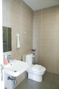 Koupelna v ubytování Skyline Serenity Nr Legoland - 3BR3B - by Cowidea