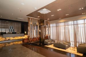 Un vestíbulo con sillas y un bar en un edificio. en Amber Hotel - Cebu, en Cebú