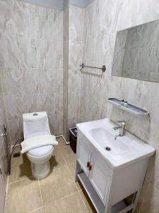 Ban Don Muang (1)的住宿－Luna hotel สถานีดอนเมือง，浴室配有白色卫生间和盥洗盆。