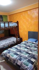 1 Schlafzimmer mit 2 Etagenbetten in einem Zimmer in der Unterkunft Gardella House, Casa - Hotel in Ica