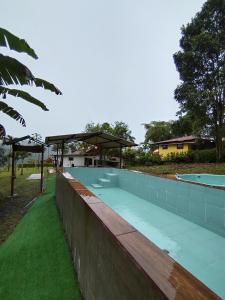 basen w parku z ogrodzeniem w obiekcie Quinta Nairobi w mieście Pedro Vicente Maldonado