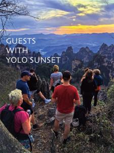 张家界Zhangjiajie YOLO Resort--Within Zhangjiajie National Forest Park的一群人走上山,用语说着客人们的火山日落 更多37张照片