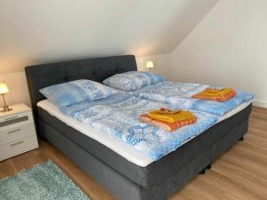 Una cama con dos toallas encima. en Crane view Modern retreat, en Dreschvitz